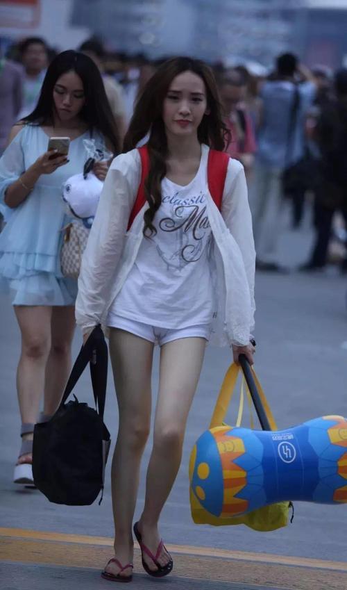 街拍，高颜值小姐姐穿小吊带搭配牛仔热裤，清纯又性感，十分耐看