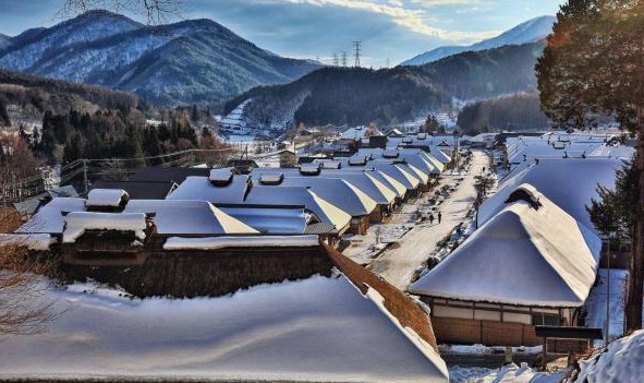 日本最小的雪乡,50多座茅草屋没有炕,冬季却供不应求