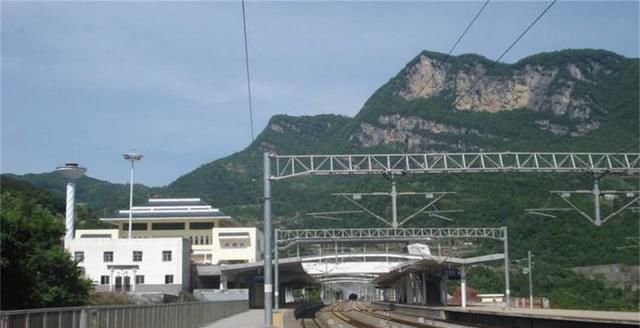 我国最奇葩的火车站：建在荒郊野岭，当地人：建了和没建一样