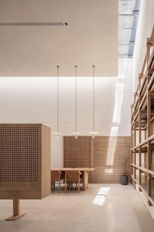 万有引力：光、空气、水，温润质朴的和谐之音