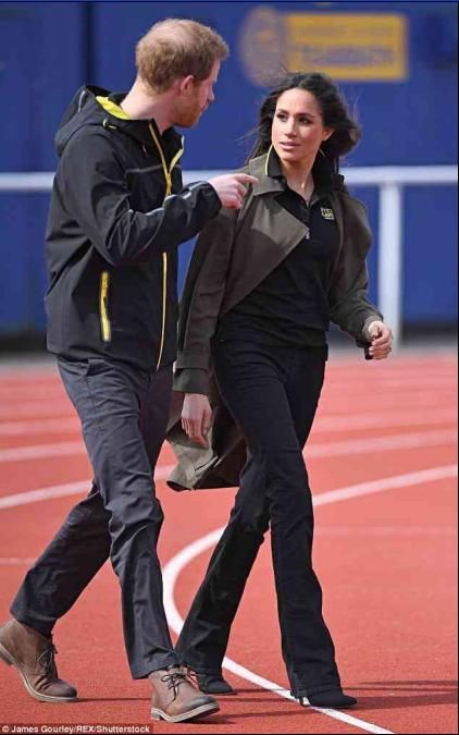 凯特王妃常穿运动鞋,而梅根一直穿高跟鞋,梅根为了缩小身高差!