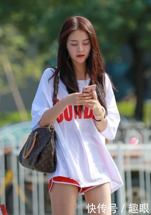  [气质]街拍美女：一身时尚运动装，青春气质浓郁！圆形的小耳坠非常好看