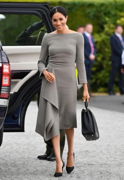 梅根做梦都想删除的照片，紧身连衣裙太勒，网友:腰跑哪去了?