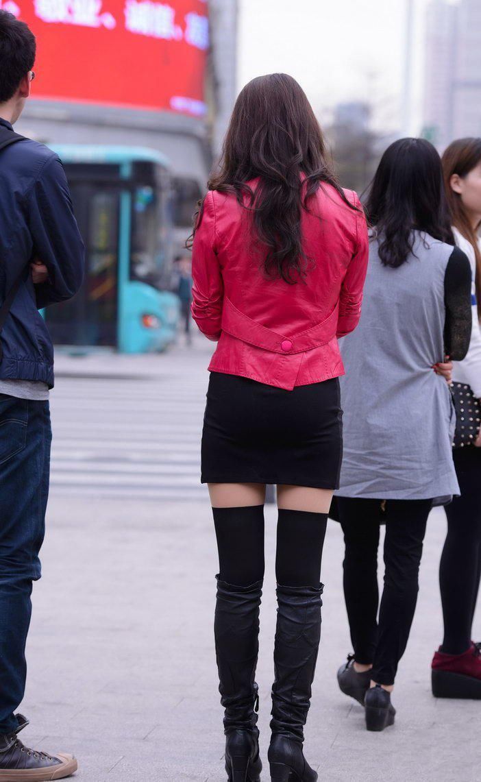 街拍:长靴黑丝筒袜苗条美女，彰显成熟气质