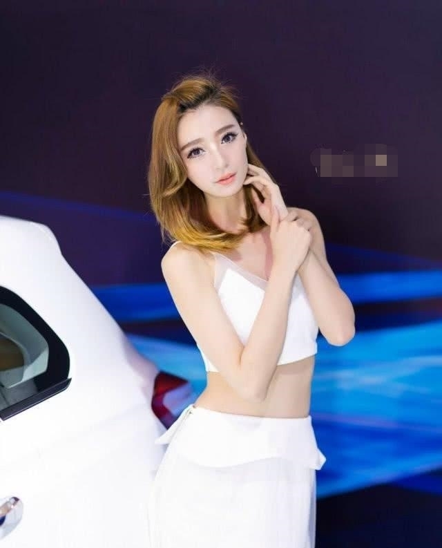  君越■君越车模穿薄纱裙，时尚靓丽，露白皙皮肤，颇为养眼