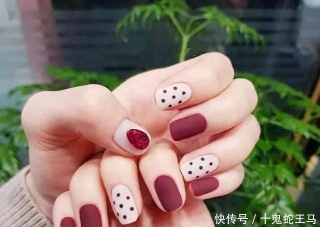 美甲■2020年流行的5种美甲款式,款款温柔又好看,还特显手白!