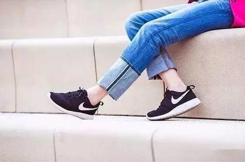 还在穿紧身裤?今年翻边牛仔裤才最火!