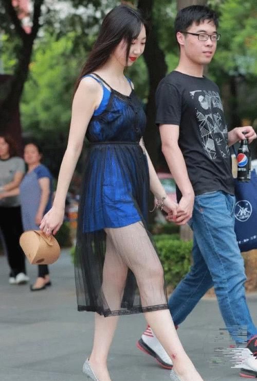  [时尚]街拍：小姐姐一条蓝色小裙子，两种颜色搭配在一起，非常耐看