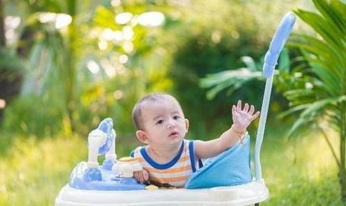 『孩子走路』1岁宝宝一抱就哭,医生却说没问题,看了家里监控才得知真相