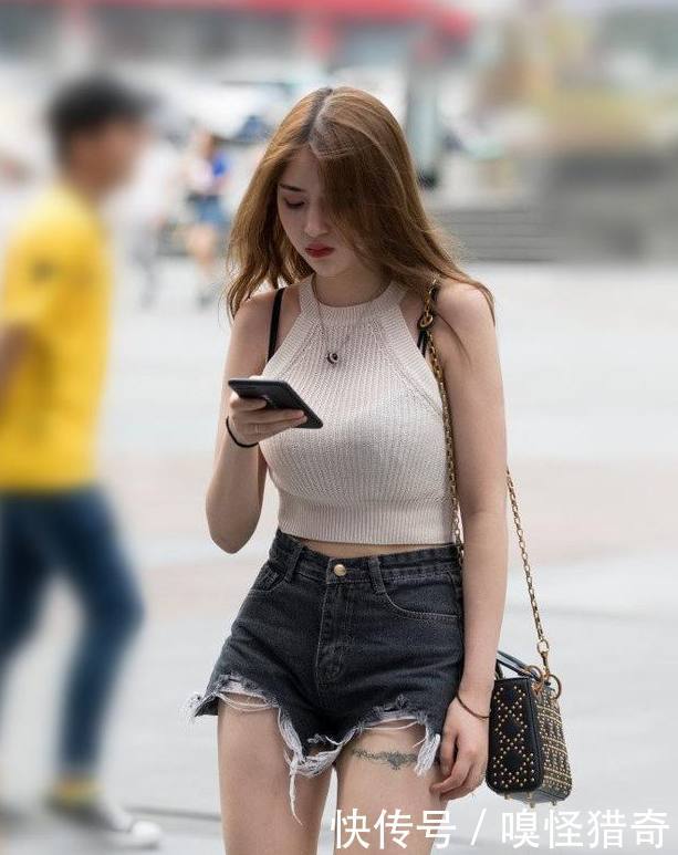 街拍:举止优雅的小姐姐,穿着时髦楚楚动人!