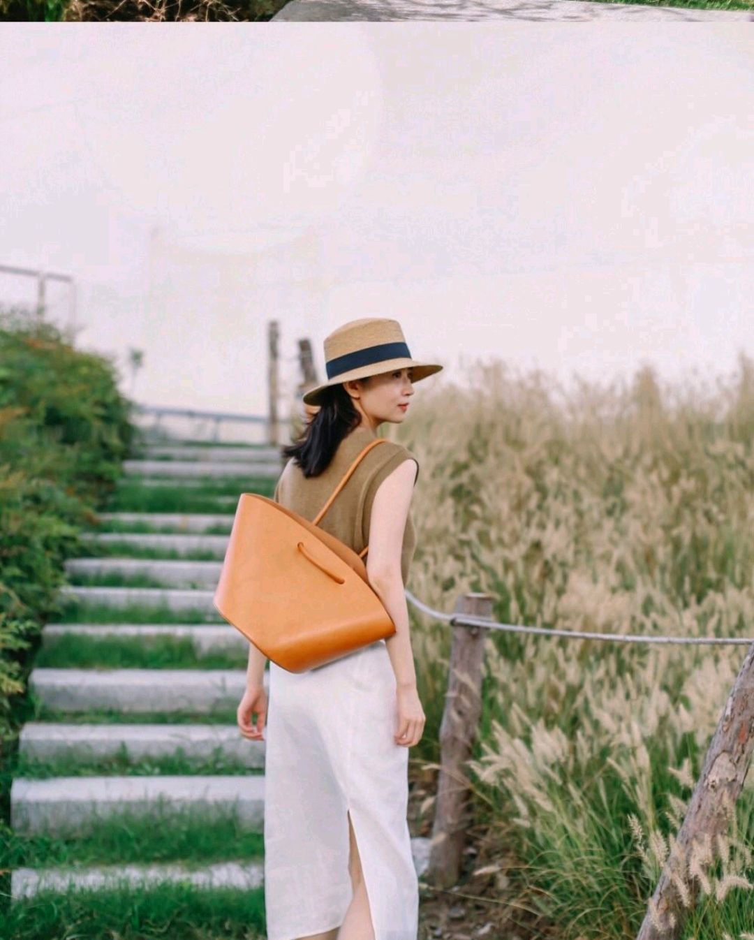  腿部线条：三木告诉你怎么穿出高级感,驼色针织衫配卡其色高腰裤,清新复古