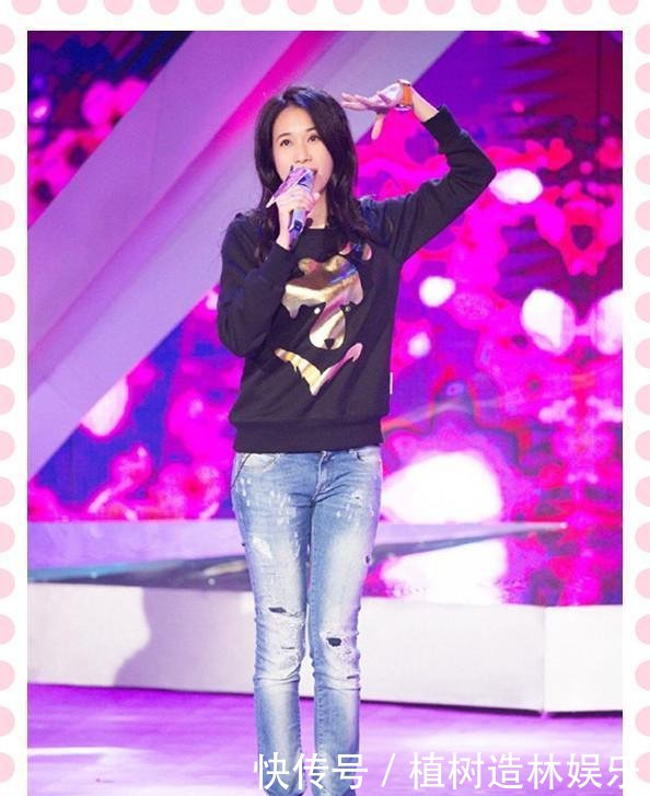 曾经的性感女郎莫文蔚，如今却被旁边男助理抢了风头