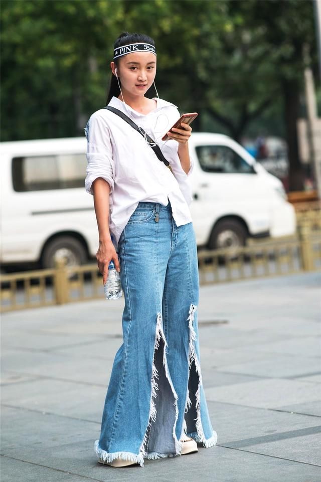 小姐姐穿着比破洞还酷的牛仔裤,酷酷的时尚中带着甜美范儿
