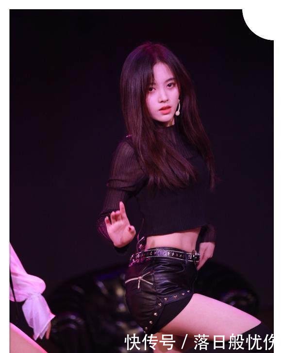 鞠婧祎咋想的? 竟把袜子当裤子穿, 网友: 单飞后越来越疯狂了!