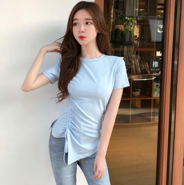 会打扮的女人都不穿裙子了，现在流行这样紧身T恤，性感又迷人