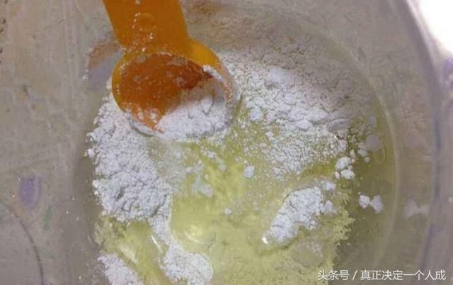 十年保养秘密，竟是一支软膏，脸上白白皮肤嫩嫩