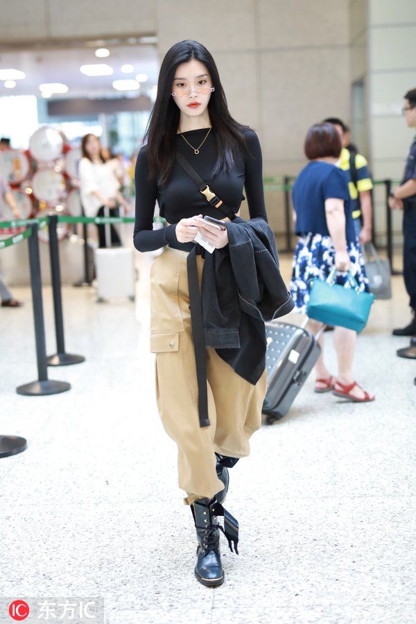 奚梦瑶“纸袋裤”超显瘦，A4腰细到不盈一握