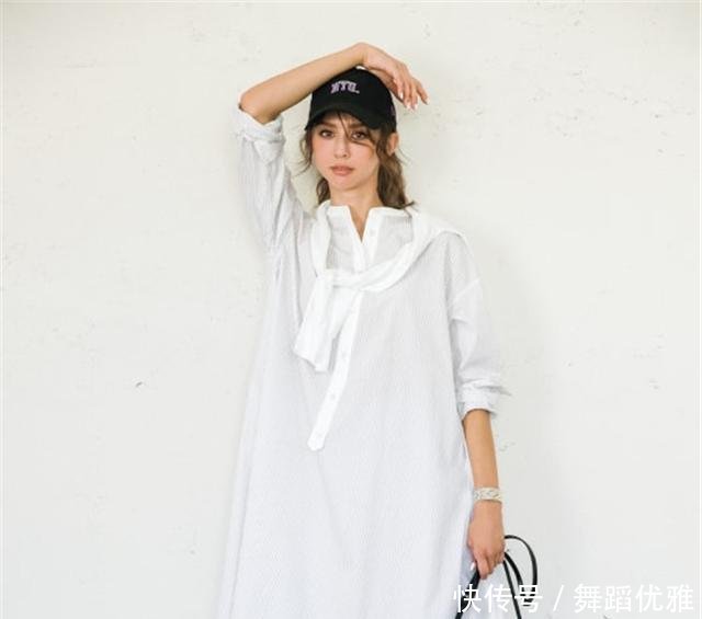  #清洁感#还在高跟鞋配裙子用“运动鞋”搭配不过时，这才是硬核的流行！