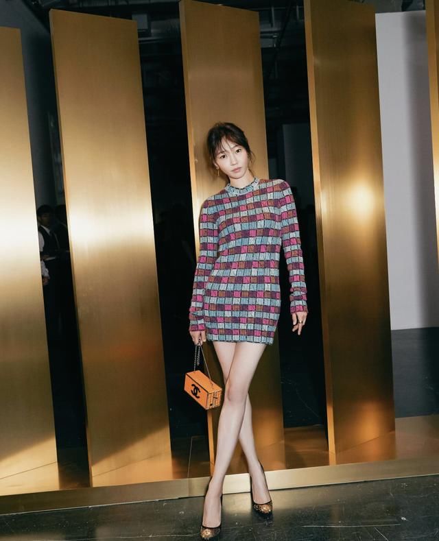 白百何一袭黑裙演唱,裙子开到大腿根,网友:为了红也真是拼了!