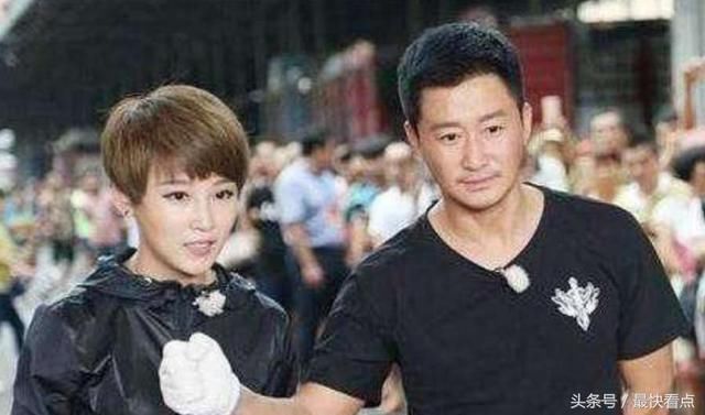 吴京更博幽默二字回应事件，黑白照不攻自破，网友：心态真好