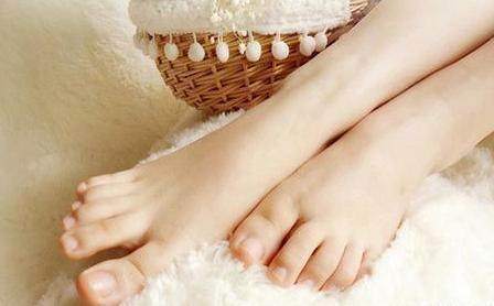 许多人知道,脚跟干裂只需这些小妙招,不出一周还你白嫩小脚丫