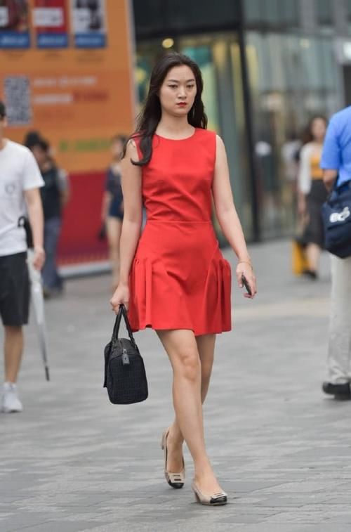  『美女』美女街拍：时尚辣妈一袭“小辣椒”裙装打扮，清新好看！