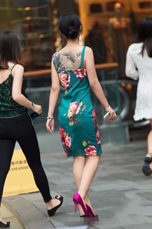 小姐姐穿中国风的吊带连衣裙，性感身材很吸睛，网友：这纹身霸气