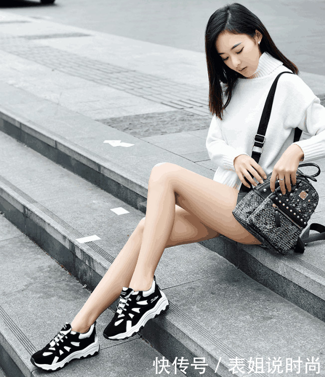 户外坐在阶梯上的长腿小姐姐,不穿丝袜更有“原始美”!