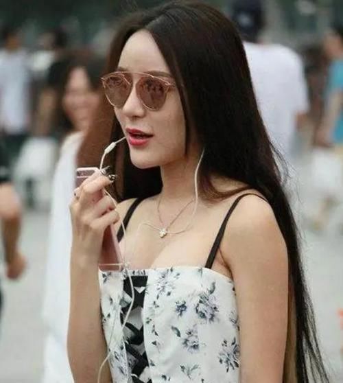  『风采』美女时尚街拍：如花似玉的小姐姐，一条白色的连衣裙，时尚气质风采