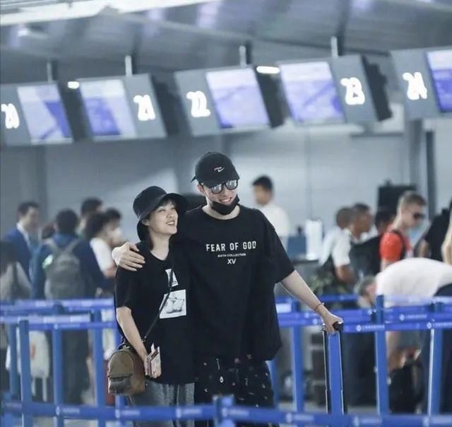  [特别]高跟鞋搭配连衣裙,让女性散发出优雅迷人的气息