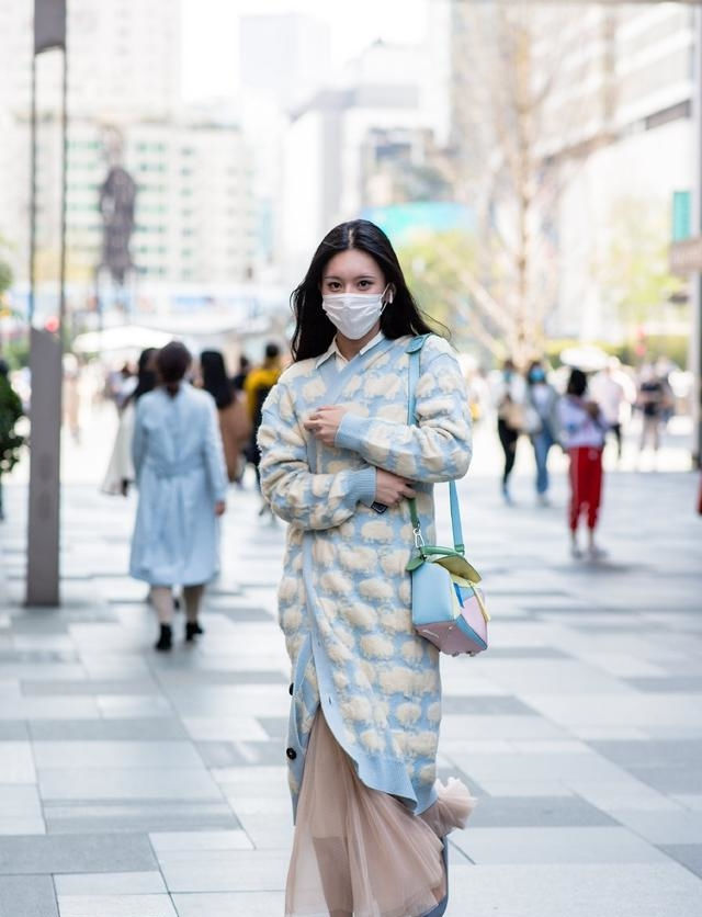  「气质」路人街拍,姑娘温柔娴雅,穿浅蓝色的针织开衫,特别有女神范