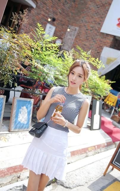 街拍 夏天秀出白皙美腿的妙龄女郎, 孙允珠长腿诱惑写真