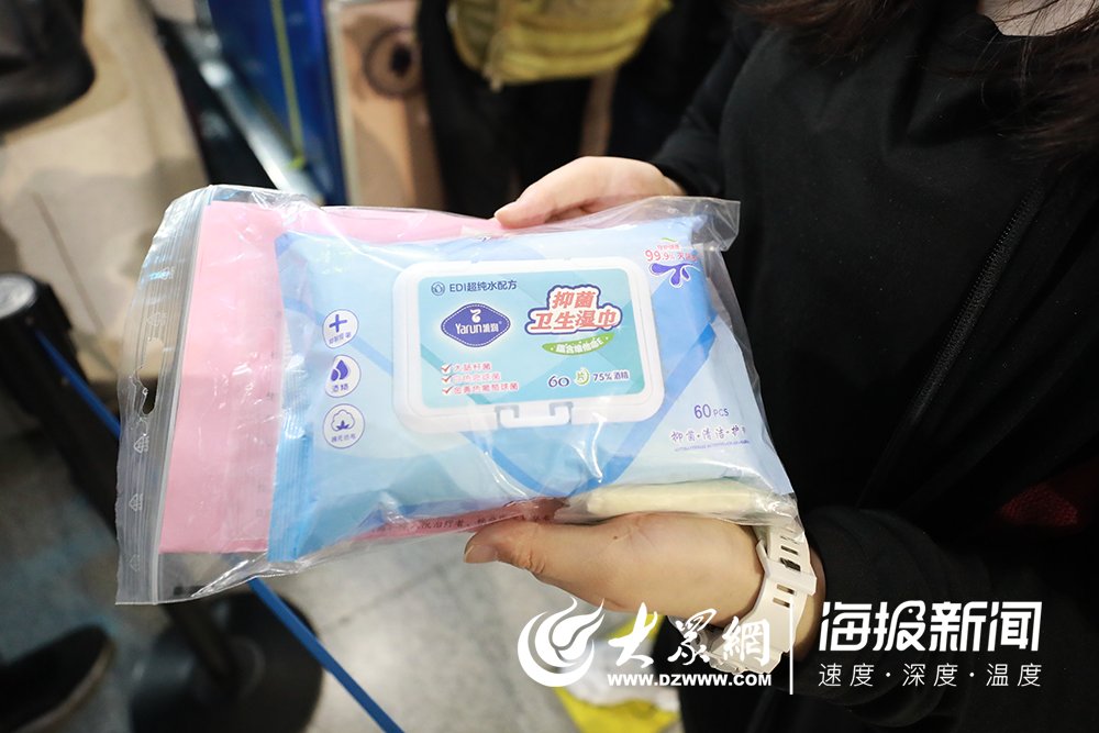  「乌鲁木齐机场」直击山东省乌鲁木齐机场口岸工作专班：为入境来鲁人员解读政策 送“爱心防疫包”