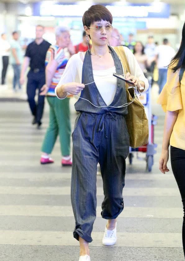 马伊琍好不容易穿次裙子，却搭了双凉拖鞋，网友:拖鞋毁所有!