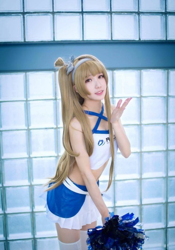 COSPLAY:白丝长腿小姐姐COS来袭，长腿吸睛!就问你喜不喜欢!