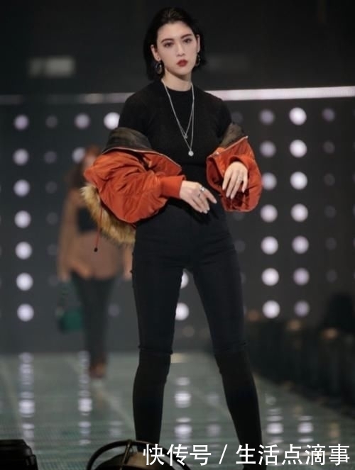 『 斋藤』三吉彩花A爆全场！，日本女星模特T台：斋藤飞鸟堪称芭比娇娃