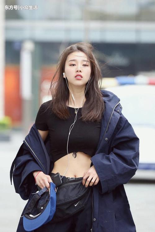 街拍：紧身的牛仔短裤，彰显出优雅的淑女风情