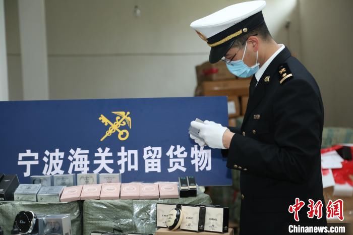  『拖鞋』宁波海关重拳“打假” 查扣数万件侵权化妆品及拖鞋