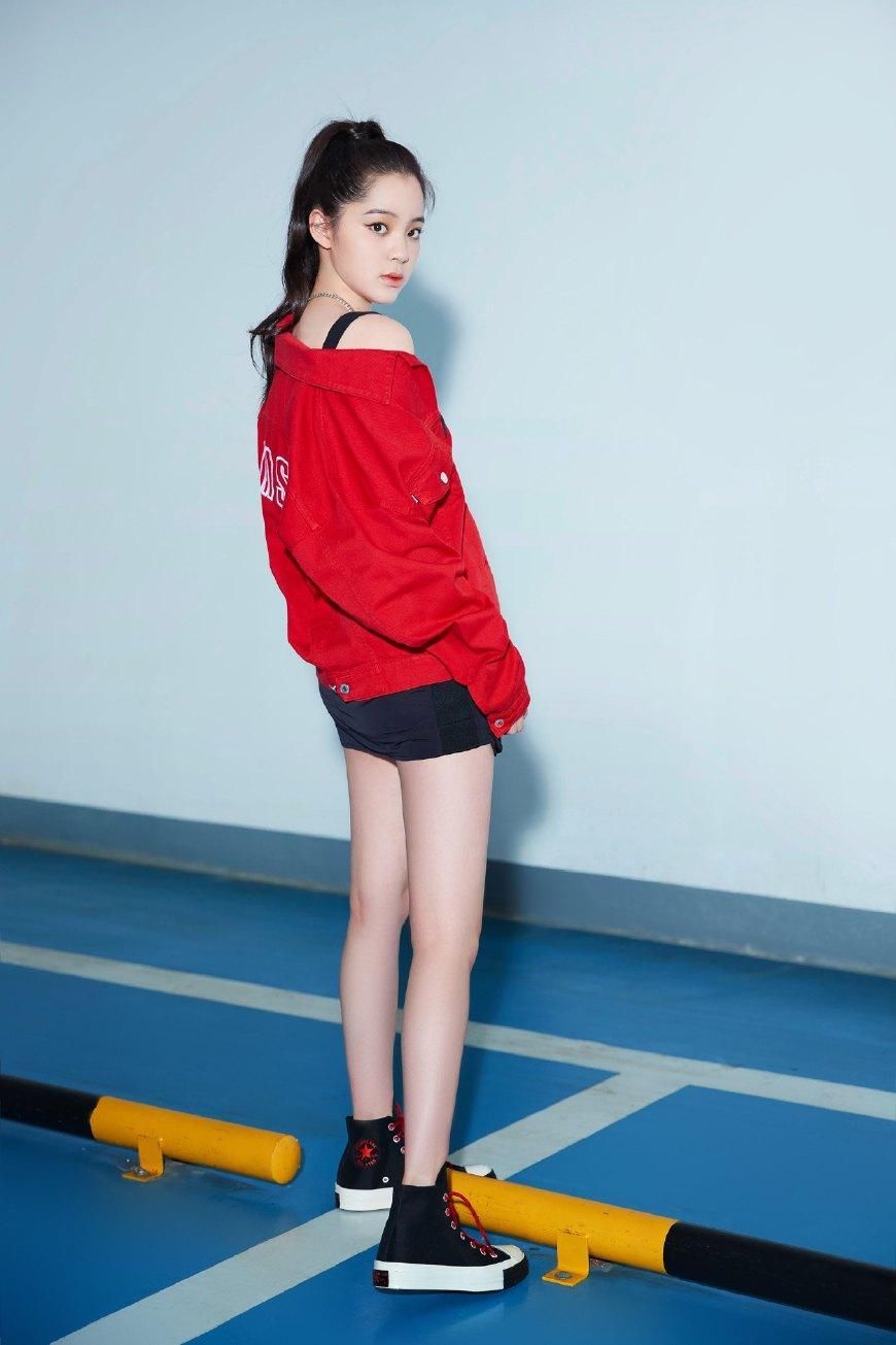 欧阳娜娜和宋祖儿同框比美，哪怕只差1岁，风格气质却大不相同!