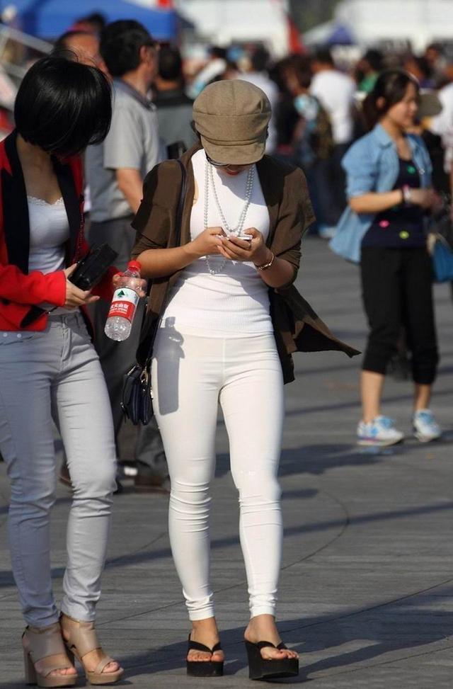 白色紧身裤带来的显瘦效果！