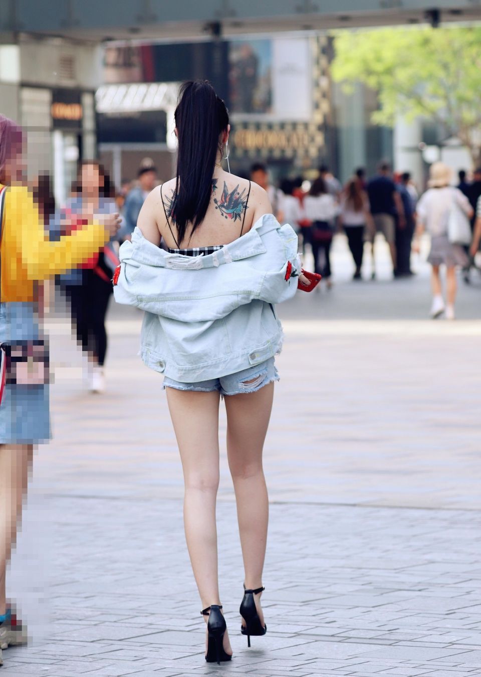 路人街拍，简约的背心这样穿很显身材，而且轻熟干练