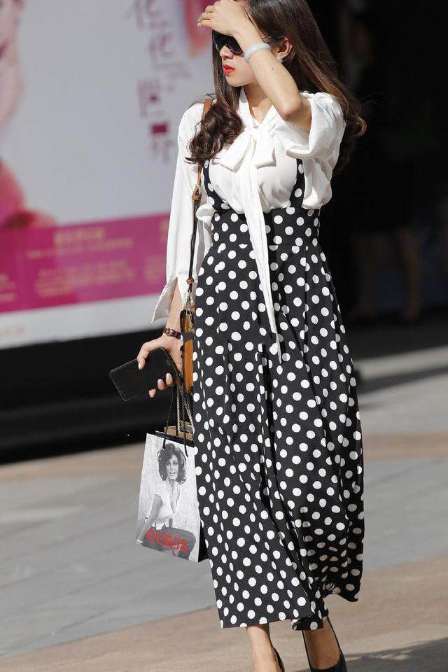 街拍：身姿曼妙婀娜的小姐姐，简约随意很百搭!