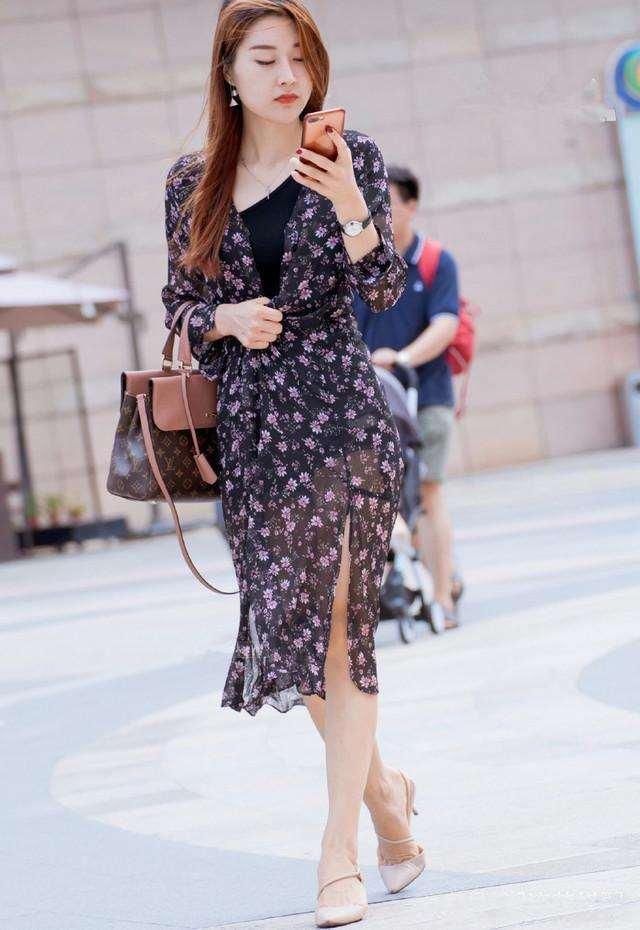 【辣妈】街拍: 年轻辣妈穿着贴身的薄纱包臀裙, 搭配肉色薄袜, 真的很迷人