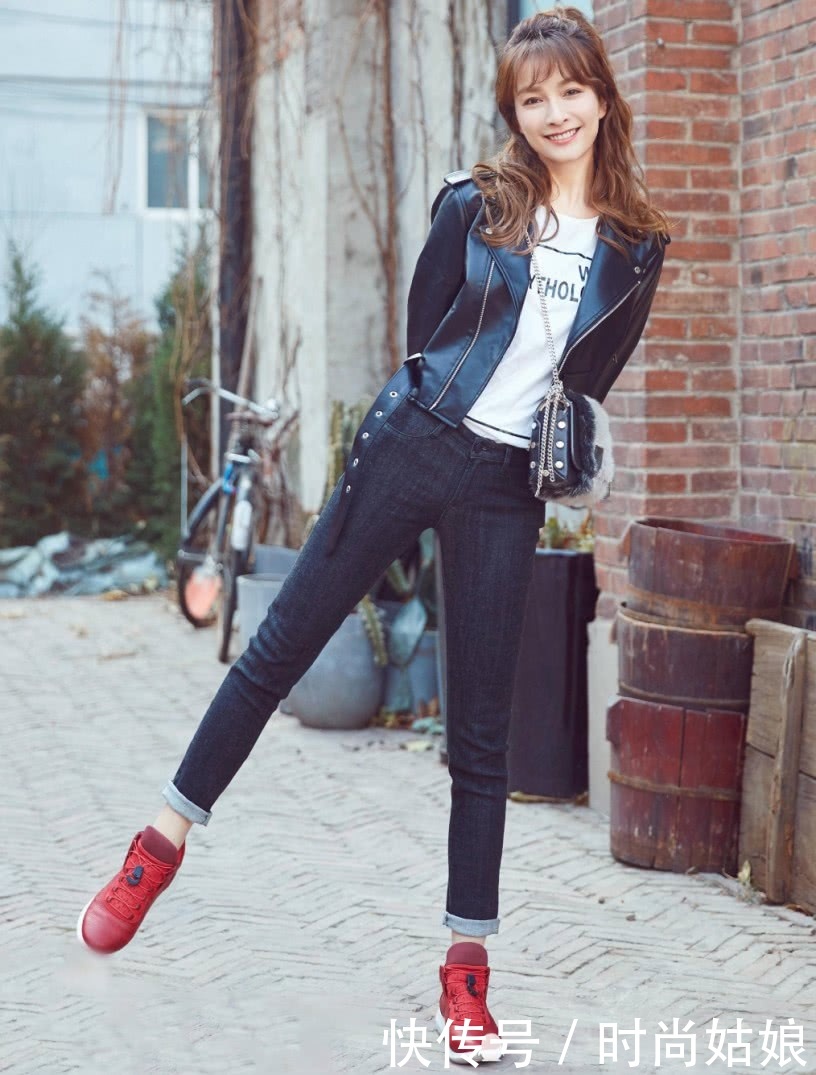 吴昕也真是会玩，穿上红鞋来秀腿，网友：不要活在P图的世界里！