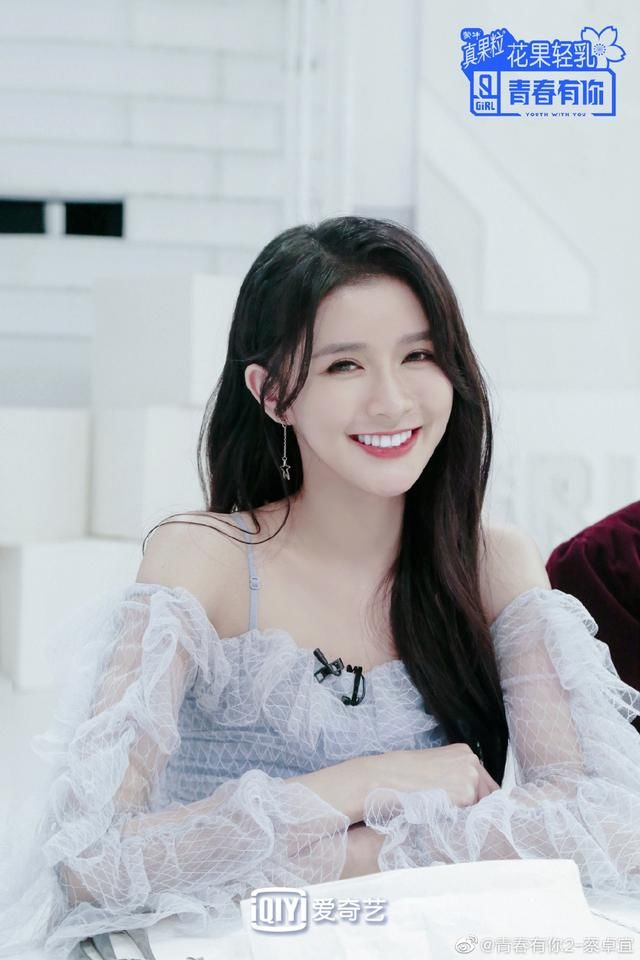  『小吊带』青你2“氧气甜心”蔡卓宜，教科书式穿搭超吸晴，简约又有气质