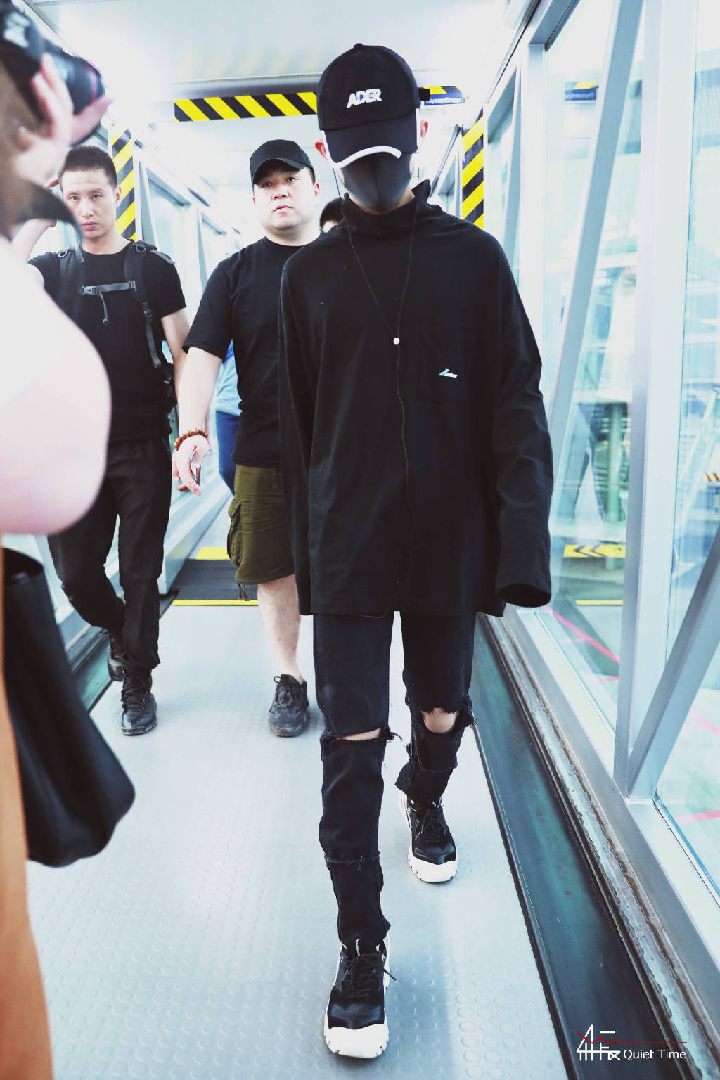 易烊千玺一身酷黑look现身机场，大佬出街即视感酷劲十足!