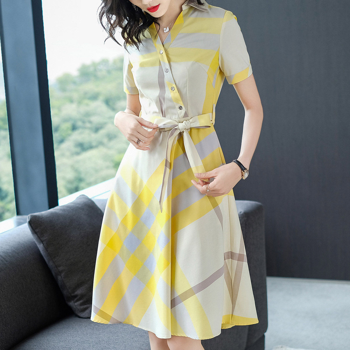 女人不怕长不好看，穿上超显气质的裙子，让人眼前一亮，抢尽风头