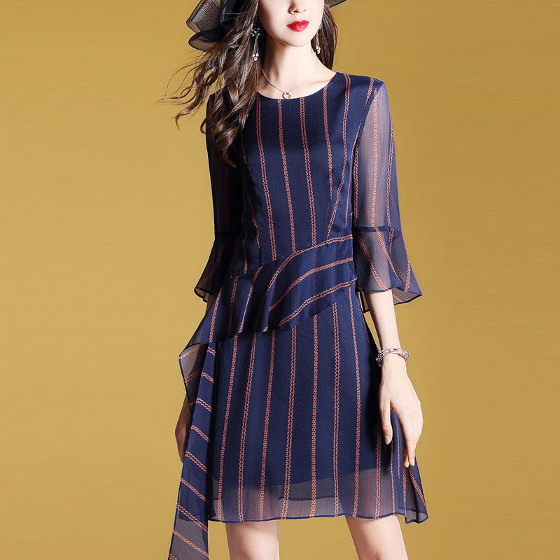 老婆可不是一般会打扮，这高级“欧货裙”穿上身，美得路人都羡慕