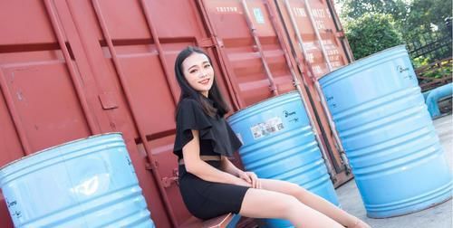 『 着不同』细腰搭配大长腿展现出妩媚气质,透视装搭配上高跟鞋