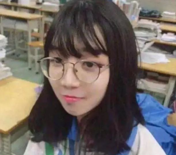 女生给男同桌化妆，结果太惊艳，竟然忍不住的亲了一口，厉害了!